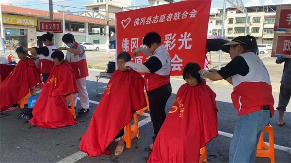 七彩光志愿服务队的理发师们为长者修剪头发.jpg